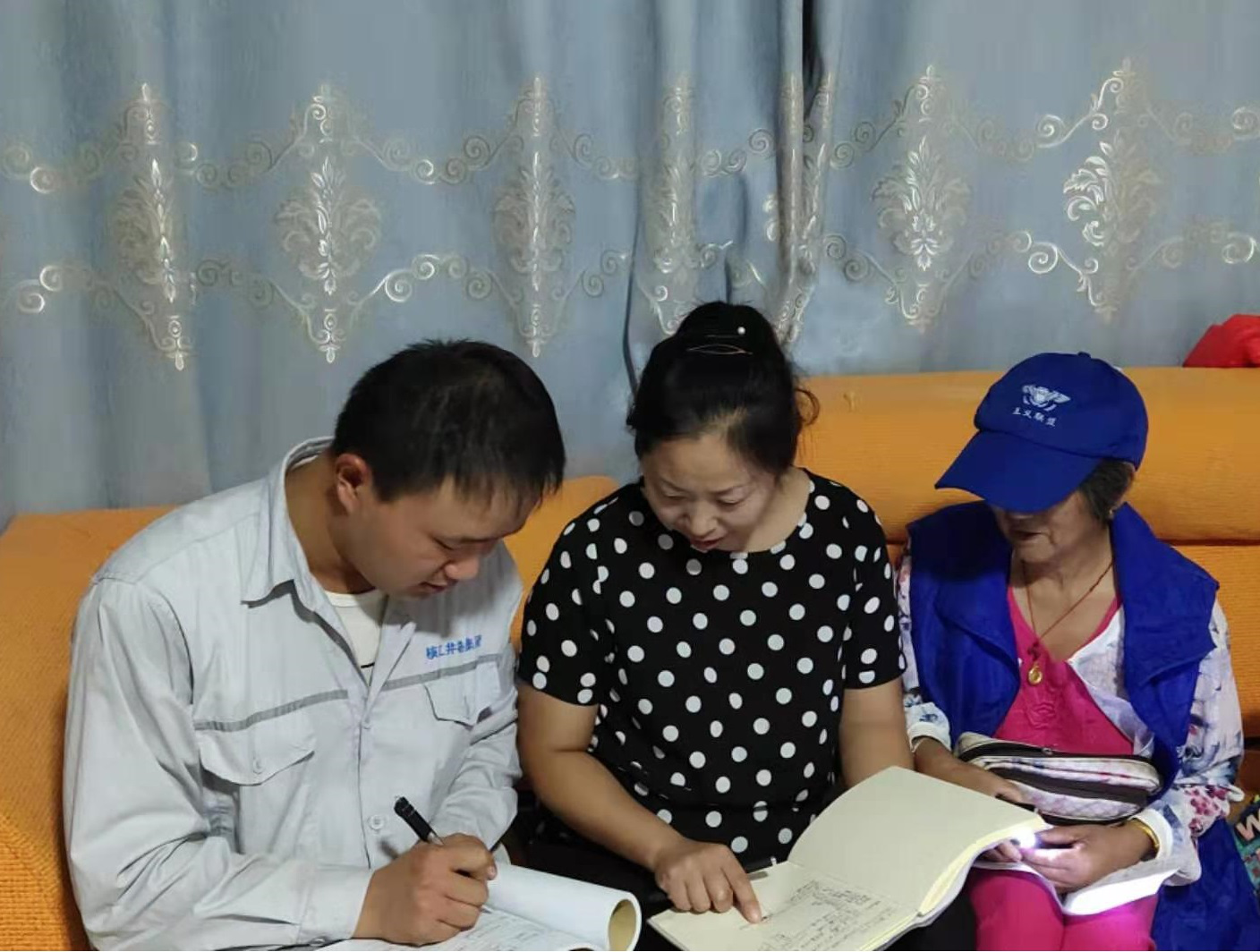積極參與當?shù)毓策叿乐ш牻M織的“三訪四見”活動